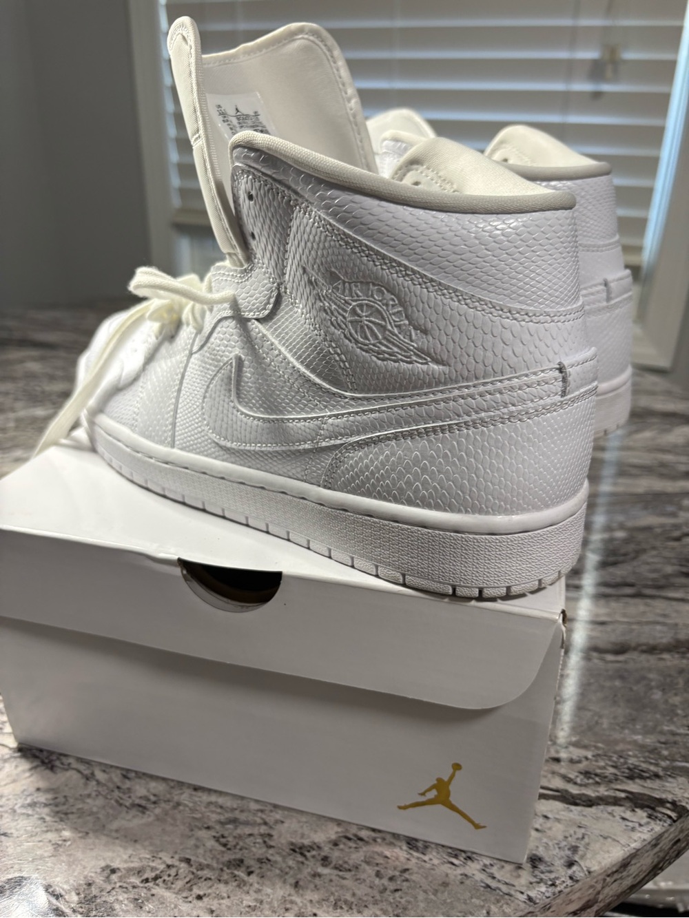 MENS AIR JORDAN 1  MID TRIPLE WHITE SIZE 10 Sneakers - White